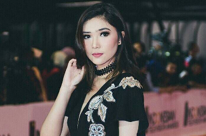 Merdu, Begini Aksi Isyana Sarasvati Cover Lagu Britney Spears 'Baby One More Time'