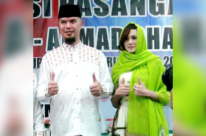 Makan Mie Ayam di Warung Pakai High Heels, Mulan Dibully Pencitraan