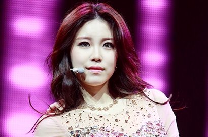 Banyak Ditanya Nasib Secret, Hyosung Asyik Foto Selfie