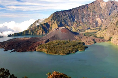 Ratusan Wisatawan Masih di Lokasi Saat Gunung Barujari Meletus