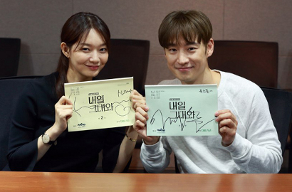 Lee Je Hoon-Shin Min Ah Jongkok Bareng di 'Tomorrow With You', Ngapain?