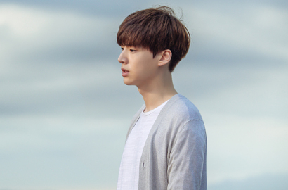 Waduh, Diam-Diam Ahn Jae Hyun Pergi ke Bar di Foto Terbaru 'Perfect Imperfection'