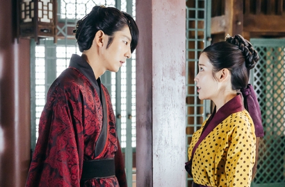 Lee Jun Ki Pamer Tiduran Topless di BTS 'Scarlet', Netter: Ciee IU Ngintip