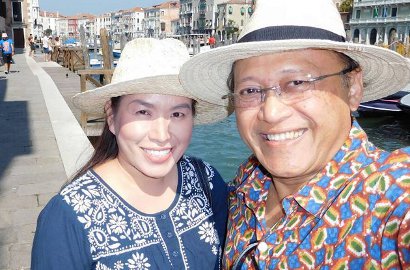 Cuek Isu Honor Super Mahal, Linna Pamer Mario Teguh 'Bersihkan Kolam' di Vila Mewah