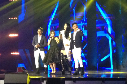 Bareng Rizki Ridho dan Ayu Ting Ting, Zaskia Gotik Goyang Panggung AMI Awards 2016