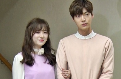Pamer ke Disney Jepang, Ahn Jae Hyun Ditodong Selfie Bareng Goo Hye Sun