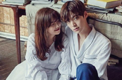 Gandeng Mesra Goo Hye Sun, Ahn Jae Hyun Malah Genit ke Fans di Bandara