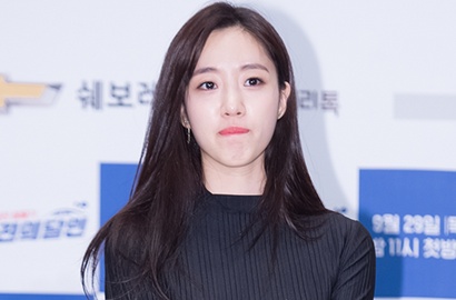 Pakai Rok Seksi Berbelahan, Eunjung T-ara Mati-matian Tutupi Paha