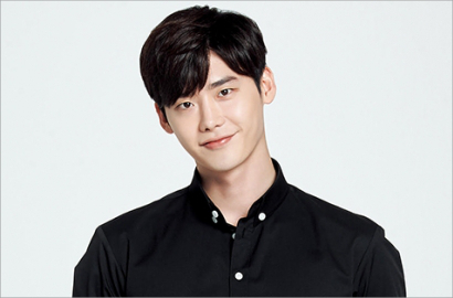 Seksi Serba Hitam, Lee Jong Suk Bikin Adem di Iklan Teh