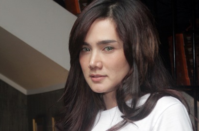 Tangan Mulan Jameela 'Sembunyi', Netter: Mirip Pose 'Gatal' Ayu Ting Ting