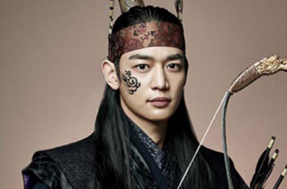 Intip Foto Bocoran Minho SHINee Naik Kuda Saat Syuting 'Hwarang'