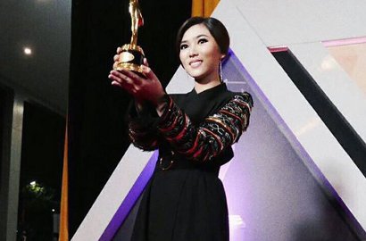 Lagu Kolaborasi 'Kau Adalah' Menang AMI, Isyana Sedih Terima Trofi Tanpa Rayi