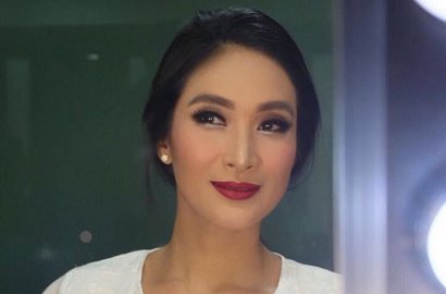 Ibunda Wafat, Happy Salma Tulis Pesan Terakhir yang Mengharukan