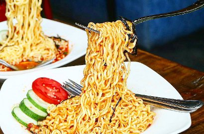 Bikin Heboh Netter, Begini Cara Membuat Mie yang Bisa Terbang