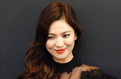 Mojok di Tembok Sambil Main Ponsel, Song Hye Kyo Lagi Galau?