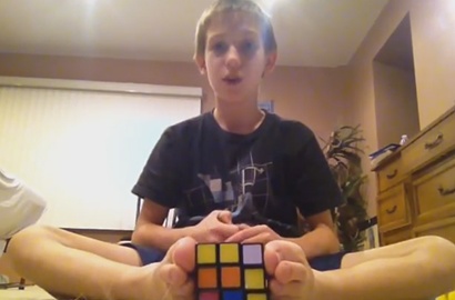 Bocah Ini Iseng-Iseng Main Kubus Rubik Pakai Kaki, Berhasil?