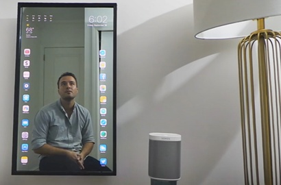 Hebat, Pria Ini 'Sulap' Cermin Jadi iPhone Super Besar
