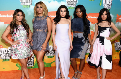 'Diserang' Fans Saat Konser, Member Fifth Harmony Ini Jatuh di Atas Panggung