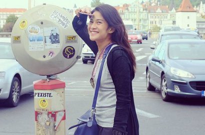 Sosok Wanita 'Misterius' di Foto Dian Sastro Ini Bikin Heboh Netter