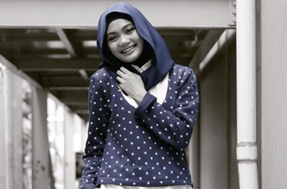 Gaya Hijab Nyentriknya Dikritik Netter, Rina Nose Tulis Komentar Ngamuk