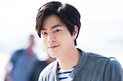 Jadi Host 'Top Gear', Cerianya Hong Jong Hyun Pamer Mobil Penuh Lumpur