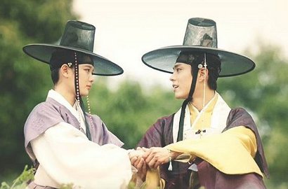 Pasang Senyum Manis, Mesranya Park Bo Gum Jaga Kim Yoo Jung di 'Moonlight'