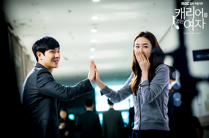Senyum Bahagia, Lee Joon Peluk Erat Ji Woo di 'Woman With a Suitcase'