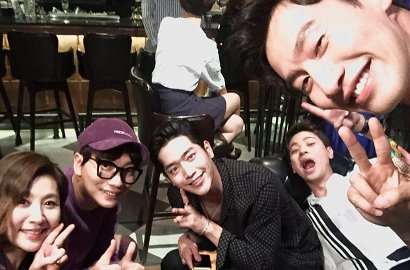 Seo Kang Joon-Lee Kwang Soo cs Pamer Senyum Ceria di Pesta Perpisahan 'Entourage'