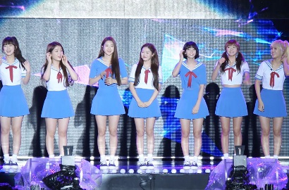 Usai G-Friend, Gantian Oh My Girl Jadi Korban Jatuh di Panggung