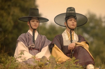 Kim Yoo Jung Pamer Wajah Imut di BTS 'Moonlight', Park Bo Gum Ikutan 'Ngintip'