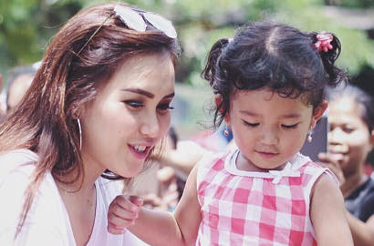 Ayu Ting Ting Rayakan Ultah Fansbase, Kaki Bilqis Bikin Salah Fokus