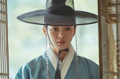 Serius Baca Naskah, Kim Yoo Jung Tetap Anggun di BTS 'Moonlight'
