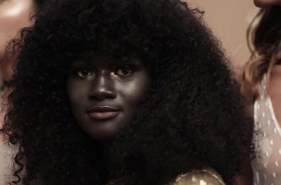 Model Ini Pukau Dunia dengan Kulit Sehitam Arang