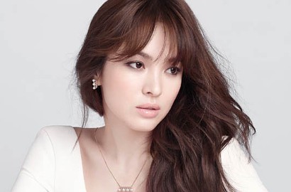 Cuek Unggah Ini Ketimbang Datang Bareng Song Joong Ki di APAN, Song Hye Kyo Dihujat Fans