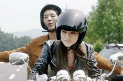 Balik Syuting 'Fantastic', Ji Soo Selfie 'Mesra' Bareng Park Si Yeon
