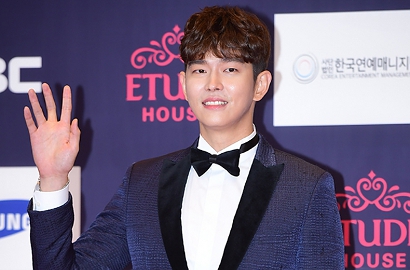 Cerianya Yoon Kyun Sang Pamer Trofi Menang APAN Star Awards 2016