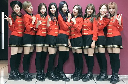 Grup Multinasional, Foto-foto Twice Pegang Paspor Ini Bikin Takjub