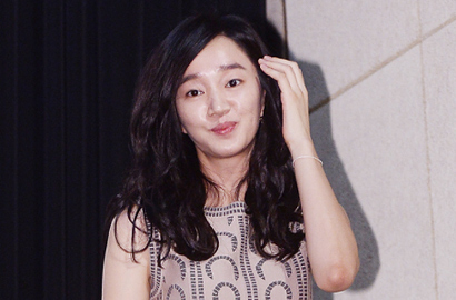 Pakai Kostum Pramugari, Soo Ae Tampil Anggun di 'The Man Living in Our House'