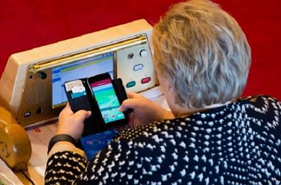 Waduh, PM Norwegia Ketahuan Main Pokemon Go Saat Rapat