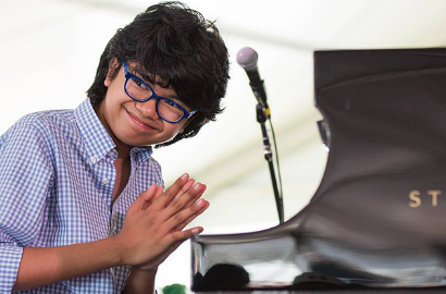 Kembali Bikin Bangga, Joey Alexander Pamer Pose Bareng Scarlett Johansson