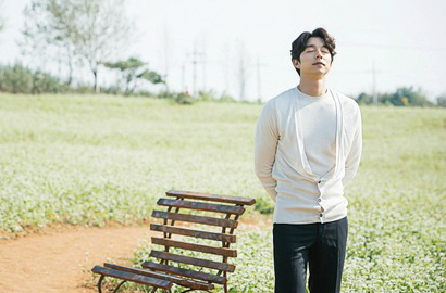 Ganteng Bikin Silau, Gong Yoo Sedih dan Sendirian di Foto Adegan 'Goblin'