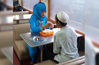 Suapi Penumpang Sakit, Foto Pramugari Kereta Ini Bikin Netter Terharu