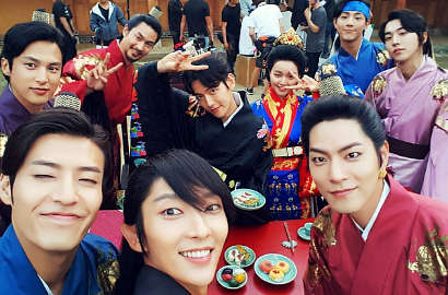 Serunya Lee Jun Ki cs Nikmati Traktiran Fans Baekhyun Saat Syuting 'Scarlet Heart'