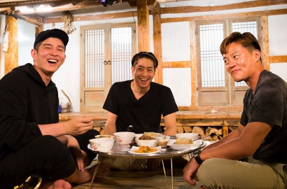 Eric Shinhwa-Yoon Kyun Sang cs Mancing Ceria di Poster 'Three Meals a Day'