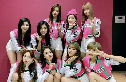 Super Kreatif, Siapa Member Twice Yang Lukis Sepatu Keren Ini?
