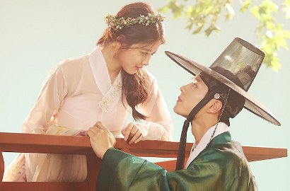 Bukan Kim Yoo Jung, Park Bo Gum 'Mesra' Sama Cowok di BTS 'Moonlight'