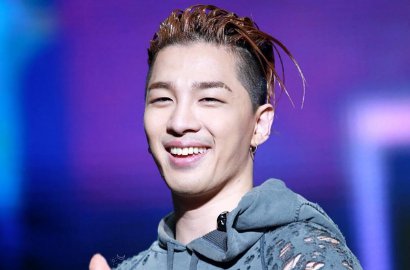 Tiba di Jakarta, Taeyang Lambaikan Tangan Meski Tutupi Wajah Pakai Masker