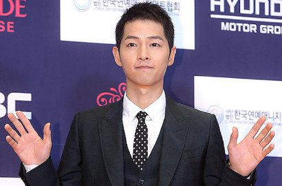 Gemesin, Song Joong Ki Pose Jelek Ala Bocah Bikin Pengen Nyubit