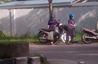 Bantu Dua Biarawati yang Motornya Mogok, Dua Ustaz Ini Tuai Pujian