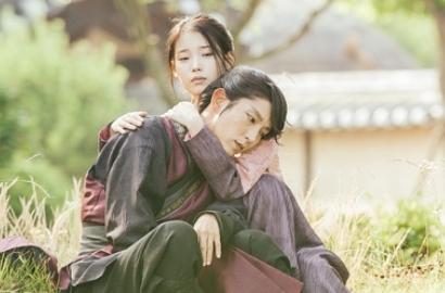 Tak Sabar Tonton Ciuman IU-Lee Jun Ki, Netter Kecewa 'Scarlet Heart Ryeo' Ditunda